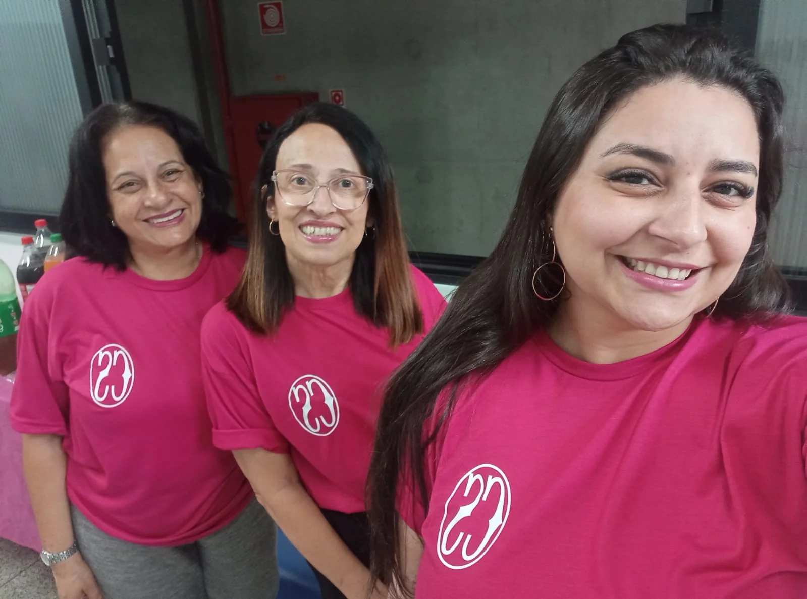 Participantes com camisetas rosas durante o encontro de conscientização da Campos Salles